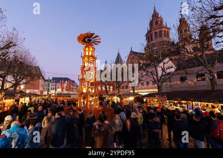 Zeitgeschehen : Weihnachtsmarkt in Mainz, 29.11.2024 Die Pyramide vor dem Mainzer Dom Die Besucher strömen auf den Marktplatz Traditioneller Weihnachtsmarkt am Mainzer Dom vorweihnachtliche Stimmung Glühwein Kultur Adventszeit 29.11.2024 Mainz Innenstadt Rheinland-Pfalz Deutschland *** 29 2024 29 2024 Banque D'Images