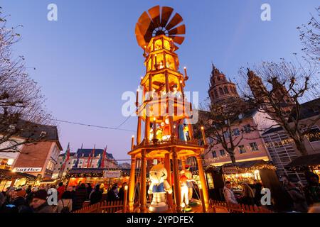 Zeitgeschehen : Weihnachtsmarkt in Mainz, 29.11.2024 Die Pyramide vor dem Mainzer Dom Die Besucher strömen auf den Marktplatz Traditioneller Weihnachtsmarkt am Mainzer Dom vorweihnachtliche Stimmung Glühwein Kultur Adventszeit 29.11.2024 Mainz Innenstadt Rheinland-Pfalz Deutschland *** 29 2024 29 2024 Banque D'Images