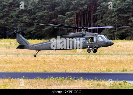 Les hélicoptères Sikorsky UH-60M Black Hawk de l'armée AMÉRICAINE décollent. Pays-Bas - 22 juin 2018 Banque D'Images