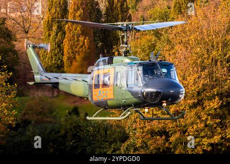 Hélicoptère Bell UH-1D Huey (ex-armée allemande) arrivant au centre des congrès RAI Amsterdam. Amsterdam, pays-Bas - 2 novembre 2024 Banque D'Images