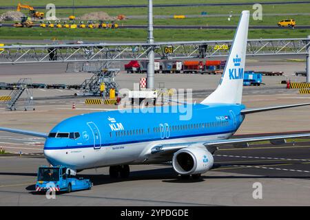 Boeing 737 de KLM remorqué à l'aéroport d'Amsterdam-Schiphol. Amsterdam, pays-Bas - 9 septembre 2012 Banque D'Images