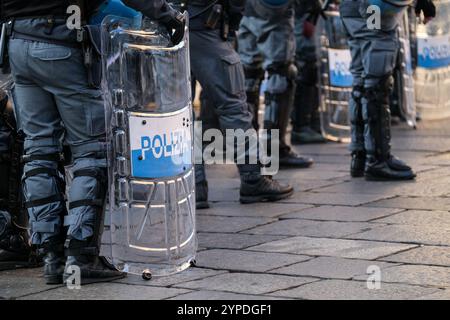 Turin, Italie. 29 novembre 2024. Boucliers anti-émeute de la police vus pendant la grève générale nationale contre la manœuvre financière. Les manifestants ont dénoncé le récent budget du gouvernement et exigé des augmentations de salaire pour leurs membres. Les grèves touchent les travailleurs de différents secteurs et les retraités. (Photo de Davide Di Lalla/SOPA images/SIPA USA) crédit : SIPA USA/Alamy Live News Banque D'Images