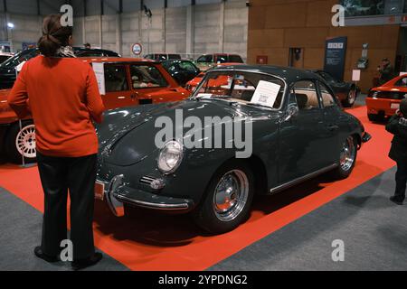 Voitures de collection pendant le salon Retromóvil à Ifema Madrid, 29 novembre 2024 Espagne Banque D'Images