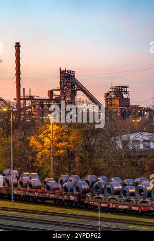 Hochofen Schwelgern 1 und 2, Bandstahl Rollen, Coils, auf Güterwagons, im ThyssenKrupp Steel Werk Schwelgern in Duisburg-Marxloh gehört zum Stahlwerk Bruckhausen, NRW, Deutschland ThyssenKrupp Steel *** Haut fourneau Schwelgern 1 et 2, rouleaux en bande d'acier, bobines, sur wagons de fret, à l'usine d'acier ThyssenKrupp Brucstegern, à Duisburg, Allemagne Banque D'Images