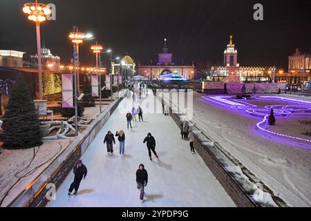 Moscou, Russie. 29 novembre 2024. Les gens patinent sur une patinoire à l'exposition des réalisations de l'économie nationale (VDNH) à Moscou, Russie, le 29 novembre 2024. La patinoire extérieure du VDNH a ouvert au public vendredi. Crédit : Alexander Zemlianichenko Jr/Xinhua/Alamy Live News Banque D'Images