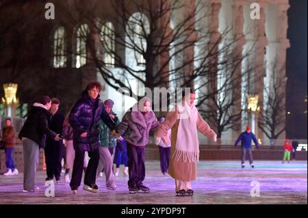 Moscou, Russie. 29 novembre 2024. Les gens patinent sur une patinoire à l'exposition des réalisations de l'économie nationale (VDNH) à Moscou, Russie, le 29 novembre 2024. La patinoire extérieure du VDNH a ouvert au public vendredi. Crédit : Alexander Zemlianichenko Jr/Xinhua/Alamy Live News Banque D'Images