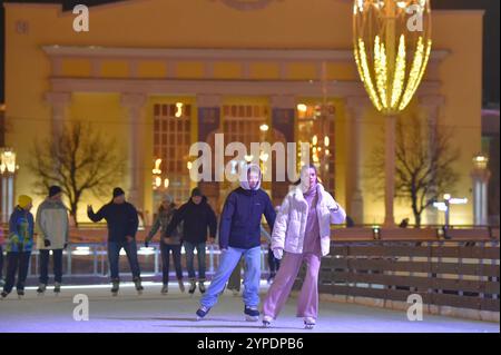 Moscou, Russie. 29 novembre 2024. Les gens patinent sur une patinoire à l'exposition des réalisations de l'économie nationale (VDNH) à Moscou, Russie, le 29 novembre 2024. La patinoire extérieure du VDNH a ouvert au public vendredi. Crédit : Alexander Zemlianichenko Jr/Xinhua/Alamy Live News Banque D'Images