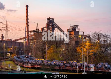 Hochofen Schwelgern 1 und 2, Bandstahl Rollen, Coils, auf Güterwagons, im ThyssenKrupp Steel Werk Schwelgern in Duisburg-Marxloh gehört zum Stahlwerk Bruckhausen, NRW, Deutschland ThyssenKrupp Steel *** Haut fourneau Schwelgern 1 et 2, rouleaux en bande d'acier, bobines, sur wagons de fret, à l'usine d'acier ThyssenKrupp Brucstegern, à Duisburg, Allemagne Banque D'Images