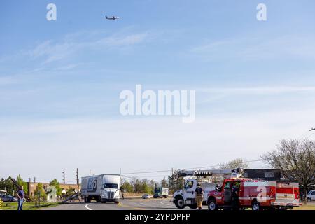 Lignes électriques tombées sur une remorque de tracteur sur Collamer Rd à East Syracuse, NY. Banque D'Images