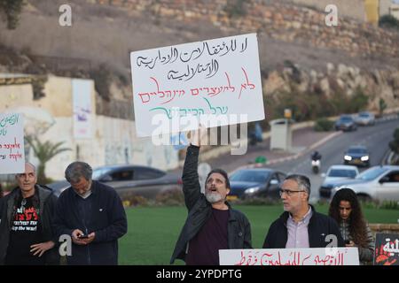 Umm Al Fahm. 29 novembre 2024. Les gens prennent part à une manifestation en soutien aux Palestiniens et contre la guerre dans la bande de Gaza à l'occasion de la Journée internationale de solidarité avec le peuple palestinien à Umm al-Fahm, Israël, le 29 novembre 2024. Crédit : Jamal Awad/Xinhua/Alamy Live News Banque D'Images