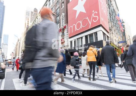 New York, États-Unis. 25 novembre 2024. Activité commerciale pendant le Black Friday devant le grand magasin Macys à New York ce vendredi, 29e crédit : Brazil photo Press/Alamy Live News Banque D'Images