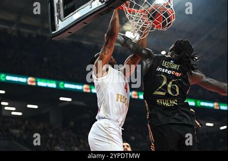 4 Jaron Blossomgame de l'AS Monaco concourt avec 26 Mathias Lessort de Panathinaikos AKTOR Athens lors de l'Euroleague, Round 12 match entre Panathinaikos AKTOR Athènes et AS Monaco à l'OAKA Altion Arena à Athènes, Grèce, le 29 novembre 2024. Banque D'Images