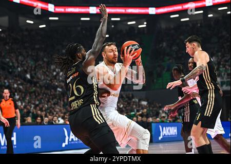 20 Donatas Motiejunas de L'AS Monaco concourt avec 26 Mathias Lessort de Panathinaikos AKTOR Athènes lors de l'Euroleague, Round 12 match entre Panathinaikos AKTOR Athènes et AS Monaco à l'OAKA Altion Arena à Athènes, Grèce, le 29 novembre 2024. Banque D'Images