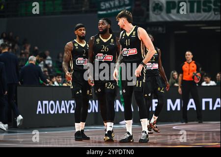 2 Lorenzo Brown avec 26 Mathias Lessort et 41 Juancho Hernangomez de Panathinaikos AKTOR Athens jouent lors de la 12e manche Euroleague entre Panathinaikos AKTOR Athens et AS Monaco à l'OAKA Altion Arena à Athènes, Grèce, le 29 novembre 2024. Banque D'Images