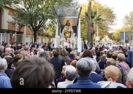 Picaña, Espagne - 29 novembre 2024. La Virgen de Los Desamparados visite la Parroquia Nuestra Señora de Montserrat à Picaña. Un mois exactement s'est écoulé depuis les inondations et le ruisseau d'eau a balayé les villes de la Communauté valencienne. De nombreux croyants se sont rassemblés pour rendre hommage à la Vierge et honorer la mémoire des morts et des disparus. Crédit : Roberto Arosio/Alamy Live News Banque D'Images