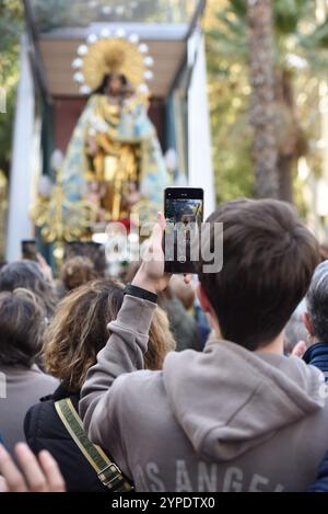 Picaña, Espagne - 29 novembre 2024. La Virgen de Los Desamparados visite la Parroquia Nuestra Señora de Montserrat à Picaña. Un mois exactement s'est écoulé depuis les inondations et le ruisseau d'eau a balayé les villes de la Communauté valencienne. De nombreux croyants se sont rassemblés pour rendre hommage à la Vierge et honorer la mémoire des morts et des disparus. Crédit : Roberto Arosio/Alamy Live News Banque D'Images