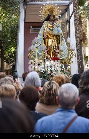 Picaña, Espagne - 29 novembre 2024. La Virgen de Los Desamparados visite la Parroquia Nuestra Señora de Montserrat à Picaña. Un mois exactement s'est écoulé depuis les inondations et le ruisseau d'eau a balayé les villes de la Communauté valencienne. De nombreux croyants se sont rassemblés pour rendre hommage à la Vierge et honorer la mémoire des morts et des disparus. Crédit : Roberto Arosio/Alamy Live News Banque D'Images