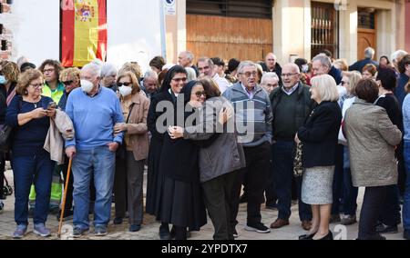 Picaña, Espagne - 29 novembre 2024. La Virgen de Los Desamparados visite la Parroquia Nuestra Señora de Montserrat à Picaña. Un mois exactement s'est écoulé depuis les inondations et le ruisseau d'eau a balayé les villes de la Communauté valencienne. De nombreux croyants se sont rassemblés pour rendre hommage à la Vierge et honorer la mémoire des morts et des disparus. Crédit : Roberto Arosio/Alamy Live News Banque D'Images