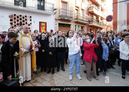 Picaña, Espagne - 29 novembre 2024. La Virgen de Los Desamparados visite la Parroquia Nuestra Señora de Montserrat à Picaña. Un mois exactement s'est écoulé depuis les inondations et le ruisseau d'eau a balayé les villes de la Communauté valencienne. De nombreux croyants se sont rassemblés pour rendre hommage à la Vierge et honorer la mémoire des morts et des disparus. Crédit : Roberto Arosio/Alamy Live News Banque D'Images