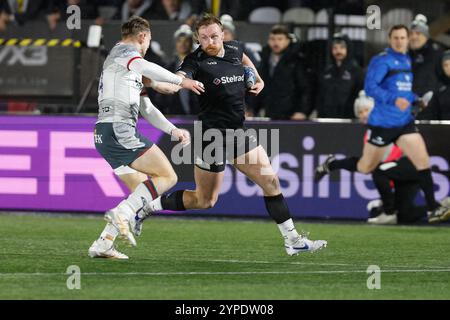Newcastle, GbR. 29 novembre 2024. Tobias Elliott des Saracens poursuit pour attraper Tom Gordon lors du match Gallagher Premiership entre les Falcons de Newcastle et les Saracens à Kingston Park, Newcastle, le vendredi 29 novembre 2024. (Photo : Chris Lishman | mi News) crédit : MI News & Sport /Alamy Live News Banque D'Images