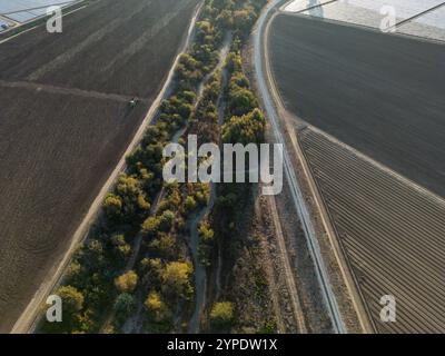 Une vue aérienne de la rivière Pajaro et des champs agricoles qui l'entourent de tous les côtés près de Watsonville, Californie, États-Unis. Banque D'Images