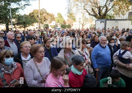 Picaña, Espagne - 29 novembre 2024. La Virgen de Los Desamparados visite la Parroquia Nuestra Señora de Montserrat à Picaña. Un mois exactement s'est écoulé depuis les inondations et le ruisseau d'eau a balayé les villes de la Communauté valencienne. De nombreux croyants se sont rassemblés pour rendre hommage à la Vierge et honorer la mémoire des morts et des disparus. Crédit : Roberto Arosio/Alamy Live News Banque D'Images