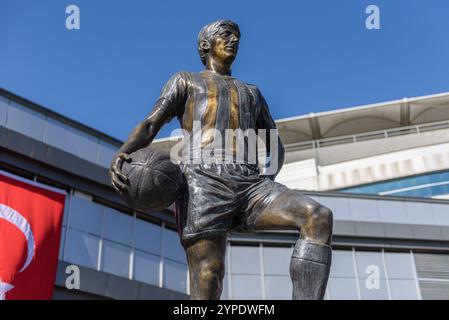 ISTANBUL, TURQUIE - 31 MAI 2024 : Statue de Can Bartu, joueur de football légendaire du club sportif de Fenerbahce. Il est situé à l'entrée de la rue Banque D'Images