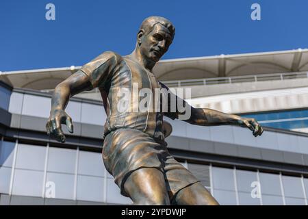 ISTANBUL, TURQUIE - 10 MARS 2024 : numéro 10 Legend Fenerbahce capitaine Lefter Kucukandonyanis Turquie Istanbul Kadikoy Fenerbahce fans appréciés par th Banque D'Images