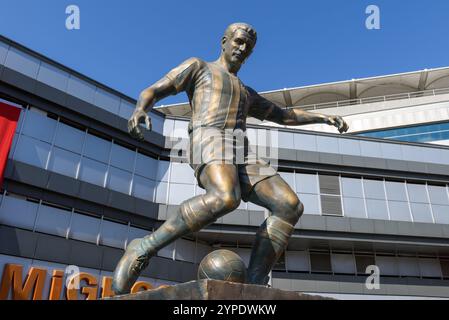 ISTANBUL, TURQUIE - 10 MARS 2024 : numéro 10 Legend Fenerbahce capitaine Lefter Kucukandonyanis Turquie Istanbul Kadikoy Fenerbahce fans appréciés par th Banque D'Images