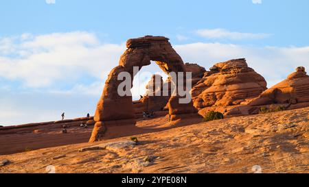 Moab, UT, États-Unis - 11 juin 2024 ; les touristes explorent le paysage de roches rouges autour de Delicate Arch dans le parc national d'Arches Banque D'Images