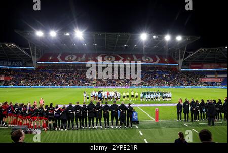 CARDIFF, ROYAUME-UNI. 29 novembre 2024. Une vue générale de l'intérieur du stade alors que les joueurs du pays de Galles et de la République d'Irlande s'alignent lors des hymnes nationaux avant le championnat d'Europe féminin 2025 - éliminatoires WEQ Round 2 entre le pays de Galles et l'Irlande au Cardiff City Stadium à Cardiff le 29 novembre 2024. (Photo by John Smith/FAW) crédit : Football Association of Wales/Alamy Live News Banque D'Images