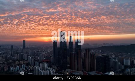 Les bâtiments emblématiques de la ville sont vus au lever du soleil à Nanning, dans la région autonome du Guangxi Zhuang du sud de la Chine, le 30 novembre 2024. Banque D'Images