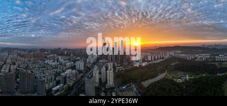 Les bâtiments emblématiques de la ville sont vus au lever du soleil à Nanning, dans la région autonome du Guangxi Zhuang du sud de la Chine, le 30 novembre 2024. Banque D'Images