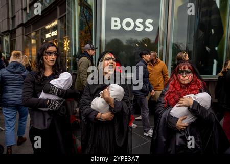 New York, États-Unis. 29 novembre 2024. NEW YORK, NEW YORK - NOVEMBRE 29 : trois personnes portent des représentations d'enfants morts lors de la Journée internationale de solidarité avec le peuple palestinien le 29 novembre 2024 à New York. Des manifestations ont eu lieu dans des dizaines de villes à travers le monde, notamment Los Angeles, Chicago et Denver, entre autres grandes villes américaines. (Photo de Michael Nigro/Sipa USA) crédit : Sipa USA/Alamy Live News Banque D'Images