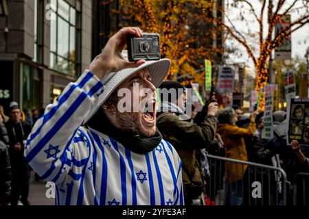 New York, États-Unis. 29 novembre 2024. NEW YORK, NEW YORK - NOVEMBRE 29 : un contre-manifestant pro-israélien crie sur des militants pro-palestiniens lors de la Journée internationale de solidarité avec le peuple palestinien le 29 novembre 2024 à New York. Des manifestations ont eu lieu dans des dizaines de villes à travers le monde, notamment Los Angeles, Chicago et Denver, entre autres grandes villes américaines. (Photo de Michael Nigro/Sipa USA) crédit : Sipa USA/Alamy Live News Banque D'Images