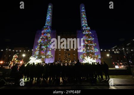 Londres, Royaume-Uni, le 29 novembre 2024, de 17h00 à 22h30 tous les jours jusqu’à la Saint-Sylvestre, une paire d’arbres de Noël illuminera les deux lavabos de la façade du monument face à la rivière. Les visiteurs verront les deux personnages décorer les arbres géants dans leurs propres styles inimitables. Aardman, le studio d'animation maintes fois primé et créateur de Wallace & Gromit, a utilisé iPhone 16 Pro Max pour créer une courte animation qui transforme les cheminées emblématiques de 101 mètres de haut qui s'élèvent au-dessus de la Tamise., Andrew Lalchan Photography/Alamy Live News Banque D'Images