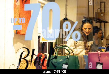 Rome, Italie. 29 novembre 2024. Une femme fait ses courses lors de l'événement de vente du Black Friday à Rome, Italie, le 29 novembre 2024. Crédit : Li Jing/Xinhua/Alamy Live News Banque D'Images