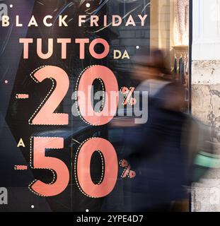 Rome, Italie. 29 novembre 2024. Une affiche de vente du vendredi fou est illustrée à Rome, Italie, le 29 novembre 2024. Crédit : Li Jing/Xinhua/Alamy Live News Banque D'Images