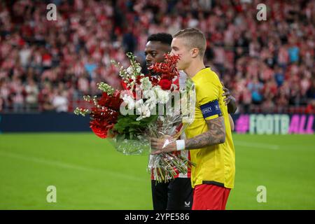 Bilbao, Espagne. 28 novembre 2024. Les capitaines de l'Athletic Club, Iñaki Williams (9, l) et DE L'IF Elfsborg, Sebastian Holmén (8, R) lors de l'hommage à Pichichi lors du match de la 5e ronde de l'UEFA Europa League 2024-25 entre l'Athletic Club et L'IF Elfsborg le 28 novembre 2024 au stade San Mamés de Bilbao, Espagne. (Photo d'Alberto Brevers/Pacific Press) crédit : Pacific Press Media production Corp./Alamy Live News Banque D'Images