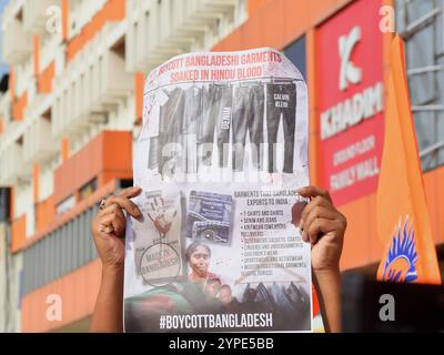 Kolkata, Inde. 29 novembre 2024. Des membres de l'Hindou Jagaran Mancha manifestent à Kolkata contre l'arrestation du moine hindou Chinmay Prabhu. Chinmoy Krishna Prabhu a été arrêté pour non-respect du drapeau bangladais lors d'un rassemblement auquel il s'était adressé en octobre. (Photo de Sayantan Chakraborty/Pacific Press) crédit : Pacific Press Media production Corp./Alamy Live News Banque D'Images