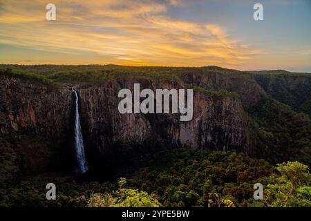 Wallaman Falls au coucher du soleil Banque D'Images