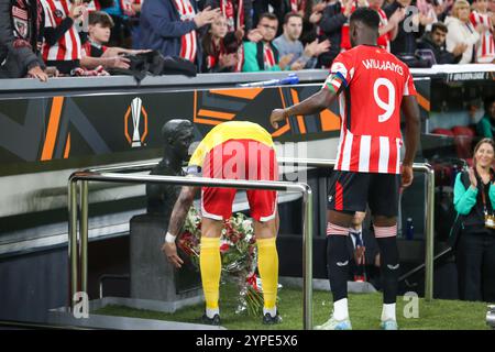 Bilbao, Euskadi, Espagne. 28 novembre 2024. Bilbao, Espagne, 28 novembre 2024 : capitaines de l'Athletic Club, IÃ±aki Williams (9, l) et IF Elfsborg, Sebastian Holmén (8, R) lors de l'hommage à ''Pichichi'' lors du match de la cinquième ronde de l'UEFA Europa League 2024-25 entre Athletic Club et IF Elfsborg le 28 novembre 2024 au stade San Mamés de Bilbao, Espagne. (Crédit image : © Alberto Brevers/Pacific Press via ZUMA Press Wire) USAGE ÉDITORIAL SEULEMENT! Non destiné à UN USAGE commercial ! Banque D'Images