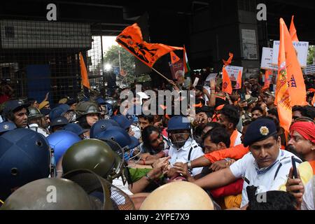 Kolkata, Inde. 29 novembre 2024. Des membres de l'Hindou Jagaran Mancha manifestent à Kolkata contre l'arrestation du moine hindou Chinmay Prabhu. Chinmoy Krishna Prabhu a été arrêté pour non-respect du drapeau bangladais lors d'un rassemblement auquel il s'était adressé en octobre. (Photo de Sayantan Chakraborty/Pacific Press) crédit : Pacific Press Media production Corp./Alamy Live News Banque D'Images