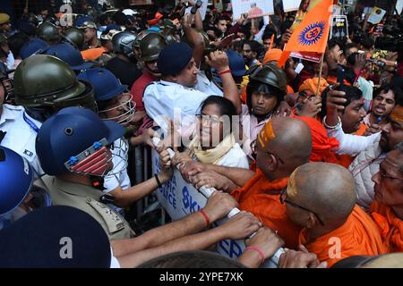 Kolkata, Inde. 29 novembre 2024. Des membres de l'Hindou Jagaran Mancha manifestent à Kolkata contre l'arrestation du moine hindou Chinmay Prabhu. Chinmoy Krishna Prabhu a été arrêté pour non-respect du drapeau bangladais lors d'un rassemblement auquel il s'était adressé en octobre. (Photo de Sayantan Chakraborty/Pacific Press) crédit : Pacific Press Media production Corp./Alamy Live News Banque D'Images