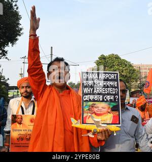 Kolkata, Inde. 29 novembre 2024. Des membres de l'Hindou Jagaran Mancha manifestent à Kolkata contre l'arrestation du moine hindou Chinmay Prabhu. Chinmoy Krishna Prabhu a été arrêté pour non-respect du drapeau bangladais lors d'un rassemblement auquel il s'était adressé en octobre. (Photo de Sayantan Chakraborty/Pacific Press) crédit : Pacific Press Media production Corp./Alamy Live News Banque D'Images