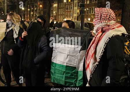 Amsterdam, pays-Bas. 28 novembre 2024. Les gens assistent à un rassemblement près de l'Hôtel de ville d'Amsterdam pour soutenir Israël et protester contre la récente série d'incidents antisémites à Amsterdam, aux pays-Bas, le 28 novembre 2024. La manifestation a été organisée en partie par des chrétiens pour Israël après un match de football le 7 novembre entre le Maccabi tel Aviv et l'Ajax qui a entraîné des attaques contre des supporters juifs, laissant plusieurs personnes hospitalisées. (Photo de Teun Voeten/Sipa USA) crédit : Sipa USA/Alamy Live News Banque D'Images