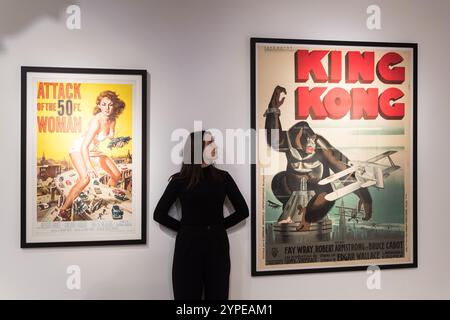 Londres, Royaume-Uni. 29 novembre 2024. LONDRES, ROYAUME-UNI - 29 NOVEMBRE 2024 : un membre du personnel regarde l'affiche originale du film de 1933 pour "King Kong" (estimation : £25,000-35,000) et l'affiche du film de 1958 "Attack of the 50ft. Woman' (estimation : £12,000-18,000) lors d'un appel photo à la maison de vente aux enchères Christie's avant les ventes de la semaine classique à Londres, Royaume-Uni le 29 novembre 2024. (Photo de Wiktor Szymanowicz/NurPhoto) crédit : NurPhoto SRL/Alamy Live News Banque D'Images