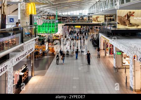 Passagers dans le terminal de l'aéroport international de Schipol, Amsterdam, Hollande Banque D'Images