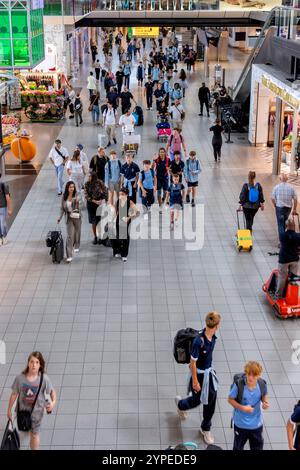 Passagers dans le terminal de l'aéroport international de Schipol, Amsterdam, Hollande Banque D'Images