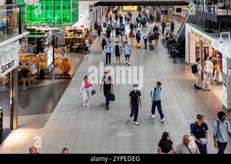 Passagers dans le terminal de l'aéroport international de Schipol, Amsterdam, Hollande Banque D'Images